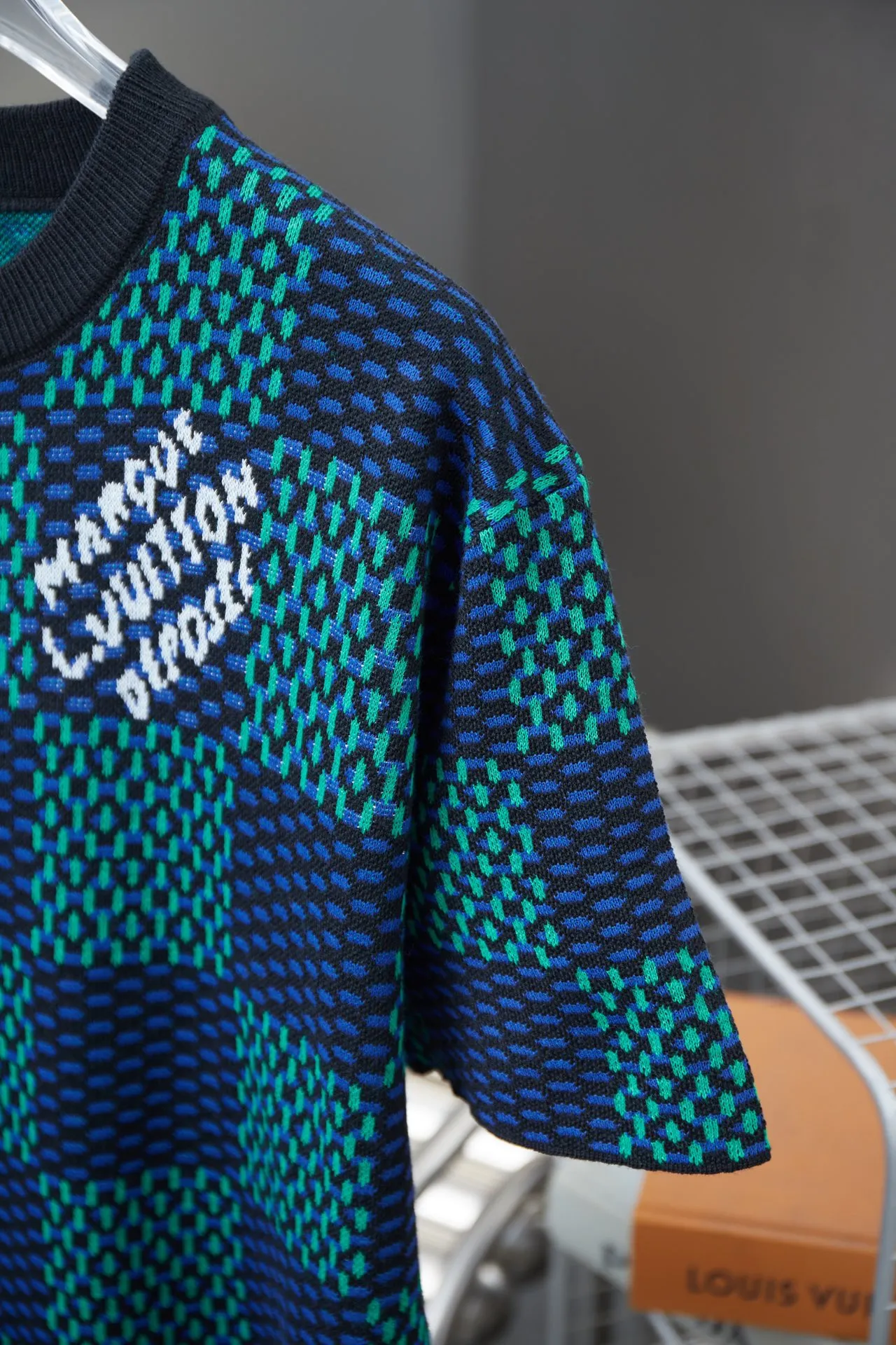 🅿️200 Louis LV 25ss spring and summer new style Checkerboard knitted short-sleeve Light luxury essential item for daily commuting for men and women Correct version Welcome to compare Detailed features · Made of high-viscosity cotton wool, with high count cotton added, dry and avoid stuffiness · Made of jacquard woven sheets imported from Germany, woven with Lv Monogram plaid intarsia, paired with knitting of the same style and color, presenting a unique three-dimensional texture · Double-needle sewing and cross-seam technology · Original main mark, washed tag, brand moisture-proof paper packaging Color: blue/grey Size: S/M/L/XL